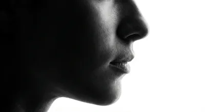 Gros plan artistique d'un profil de nez pour illustrer une septoplastie