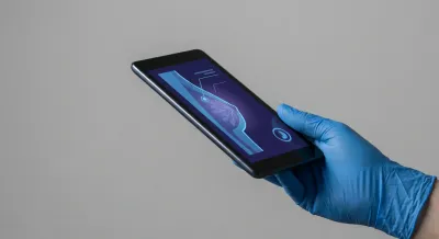 Gros plan d'une tablette médicale affichant un examen radiologique.
