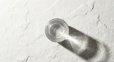 Gros plan minimaliste d'un verre d'eau sous une lumière vive.